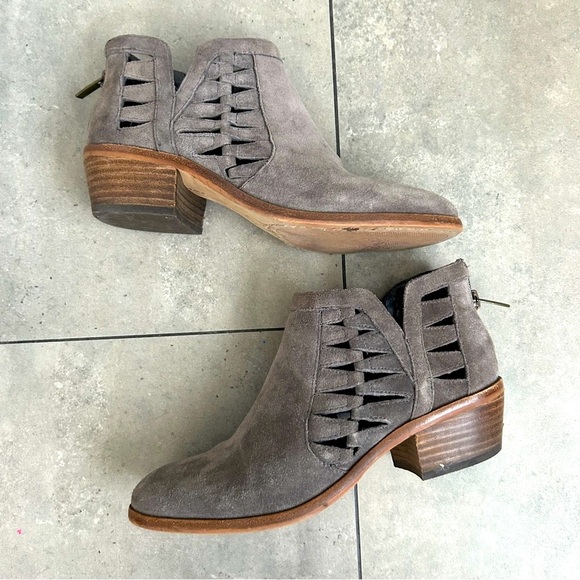 Vince Camuto Peera Gray Suede Cut Out Bootie 6.5M - Picture 3 of 11